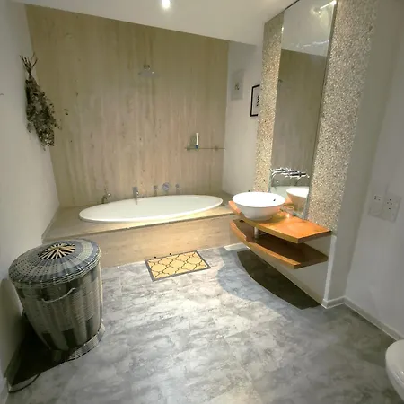 Stunning 3 Bedroom Town House *