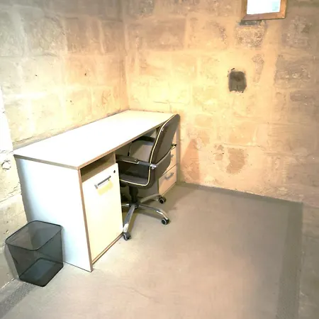 Stunning 3 Bedroom Town House דירה *